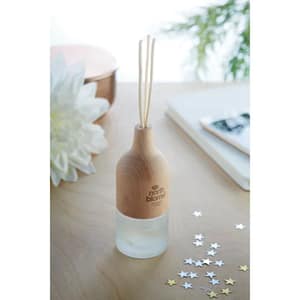 Gadget with logo AROMAA diffusor Aroma diffusor with 3 reed sticks. Beech wood top and glass. Fragrance Lily and Jasmine. Capacity 30 ml. As wood is a natural material, the colour per item can vary. Top wood part absorbs/assimilates oil which helps spread fragrance. Magnus Business Gifts is your partner for merchandising, gadgets or unique business gifts since 1967. Certified with Ecovadis gold!