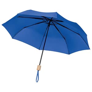 Gadget with logo umbrella TRALEE Gadget with logo foldable 21 inch umbrella, 3 sections with 190T RPET pongee fabric, black plated frame and ribs with wooden handle. Manual open and closure. Self material pouch. Available colors: Grey, Black, Blue, White, Royal Blue Dimensions: Ø99X51CM Height: 51 cm Diameter: 99 cm Volume: 0.695 cdm3 Gross Weight: 0.331 kg Net Weight: 0.305 kg Depending on the surface we can use embroidery, engraving, 360° imprint or screen print.