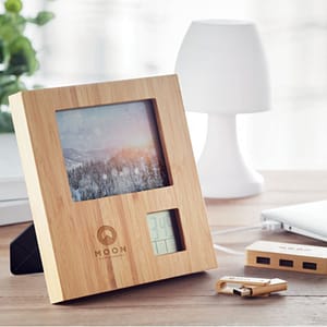 Gadget with logo Photo frame weather station ZENFRAME Gadget with logo Photo frame in bamboo with weather station. Displays time, date and temperature. Alarm function and count down timer. 2 AAA batteries not included. Available color: Wood Bamboo is a natural product, there may be slight variations in color and size per item. Dimensions: 18,5X18,5X2 CM Width: 18.5 cm Length: 18.5 cm Height: 2 cm Volume: 1.671 cdm3 Gross Weight: 0.377 kg Net Weight: 0.293 kg Depending on the surface we can use embroidery, engraving, 360° imprint or screen print.