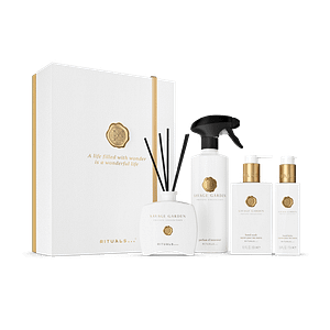 Gift box Rituals Savage Garden This luxury, limited edition, gift set is the perfect present for a friend, family member or as a treat for yourself. The Private Collection Savage Garden gift box contains a selection of our finest home products: mini fragrance sticks 100ml, hand wash 300ml, hand balm 175ml and parfum d'interieur 500ml. The fragrance is based on the green notes of vetiver and zesty Lemon and infused with herbaceous and reassuring clary sage that will transform your surroundings into a welcoming retreat. In a complimentary, re-usable, luxury storage box, you can give the gift box a second lease of life by keeping photographs, letters, or other cherished items in it. Magnus Business Gifts is your partner for merchandising, gadgets or unique business gifts since 1967. Certified with Ecovadis gold!
