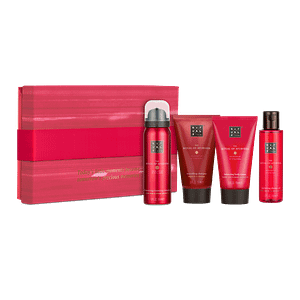 Gift box Rituals re balance THE RITUAL OF AYURVEDA Gift set enriched with ancient Ayurvedic ingredients such as Indian rose and almond oil. This small gift set is designed to balance body, mind and soul. It's the perfect present for a friend or family member or for treating yourself! This gift box contains: The Ritual of Ayurveda Foaming Shower Gel 50ml The Ritual of Ayurveda Shower Oil 75ml The Ritual of Ayurveda Body Cream 70ml The Ritual of Ayurveda Shampoo 70 ml Magnus Business Gifts is your partner for merchandising, gadgets or unique business gifts since 1967. Certified with Ecovadis gold!
