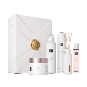 Gift box Rituals THE RITUAL OF SAKURA The Ritual of Sakura gift set is the perfect renewing present for a friend, family member or as a treat for yourself. The gift box contains a foaming shower gel 200ml, body cream 200ml, hair & body mist 50ml and mini fragrance sticks 70ml. Celebrate each day as a new beginning with these products based on the enchanting aromas of cherry blossom and rice milk. The origami design was inspired by the Japanese art of giving. In Japanese culture, gift wrapping can be just as important as the gift, where the present is viewed as a form of communication between the giver and receiver. In a complimentary, re-usable, luxury storage box, you can give the gift box a second lease of life by keeping photographs, letters, or other cherished items in it. Magnus Business Gifts is your partner for merchandising, gadgets or unique business gifts since 1967. Certified with Ecovadis gold!