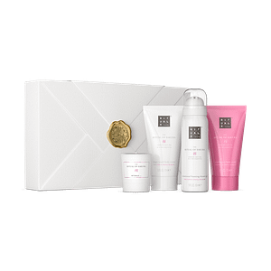 Gift box Rituals renewing treat THE RITUAL OF SAKURA The Ritual of Sakura gift set is the perfect renewing present for a friend, family member or as a treat for yourself. The gift set contains: foaming shower gel 50ml scented candle 25gr body cream 70ml scrub cream 70ml Celebrate each day as a new beginning with these products based on the enchanting aromas of cherry blossom and rice milk. The origami design was inspired by the Japanese art of giving. Magnus Business Gifts is your partner for merchandising, gadgets or unique business gifts since 1967. Certified with Ecovadis gold!