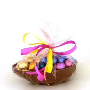 Chocolate with logo Easter egg This cheerful chocolate egg filled with eggs cannot be missed next Easter. Half an egg of Belgian milk chocolate is filled with delicious chocolate Easter eggs. The Easter egg is wrapped in festive cellophane with a bow. With this you really turn Easter into a happy spring party. The large half egg is 17 cm long. In total you get 350 grams of the best Belgian chocolate with this delicious package. The chocolate egg is filled with cheerfully colored Easter eggs in all kinds of different flavors. So there is something for everyone. Magnus Business Gifts is your partner for merchandising, gadgets or unique business gifts since 1967. Certified with Ecovadis gold!