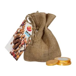 Chocolate with logo Bag with coins Who is sweet gets treat! This jute bag filled with chocolate coins is provided with a full colour card 50 gram chocolate coins - delivery time 2 weeks - 100 pieces in a box Dimensions: length 21 centimeter - width 9 centimeter -height 3 centimeter Magnus Business Gifts is your partner for merchandising, gadgets or unique business gifts since 1967. Certified with Ecovadis gold!