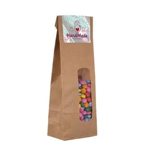 Kraft bag with sweets Taste the ultimate candy fun in our kraft bag with window! Filled with 100 grams of delicious candy, it is closed with a full-color printed sticker. Choice of various fillings. Order now and surprise someone with this tasty gift! Dimensions: length 5.50 centimeters - width 3.50 centimeters - height 15 centimeters Magnus Business Gifts is your partner for merchandising, gadgets or unique business gifts since 1967. Certified with Ecovadis gold!