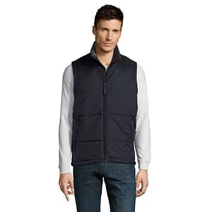Bodywarmer with logo WAVE MEN SOL'S WARM Men Bodywarmer 210g. Excellent basic and competitive bodywarmer. Very large personalisation surface in the back. Zipped opening. 2 side zipped pockets. Fabric details: 100% polyamide. 100% polyester lining and padding. AC coating. OEKO-TEX®. Only Sold with Print. Available color: Navy, Black Dimensions: 58 X 40 X 40 CM Volume: 0.001 cdm3 Gross Weight: 0.604 kg Net Weight: 0.42 kg Magnus Business Gifts is your partner for merchandising, gadgets or unique business gifts since 1967. Certified with Ecovadis gold!