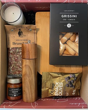 Cosy together Gift Box Pepper mill Bruschetta herbs Cutting board Olives Grissini Pesto rosso Candle Wrapped in a beautiful gift box Price per package: 39.80€ Magnus Business Gifts is your partner for merchandising, gadgets or unique business gifts since 1967. Certified with Ecovadis gold!